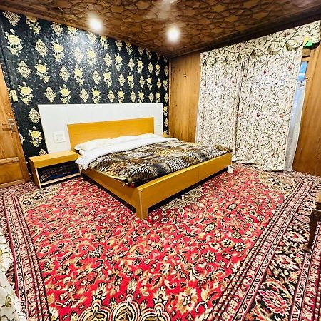 Hayat Group Of Houseboats Hotell Srīnagar Exteriör bild