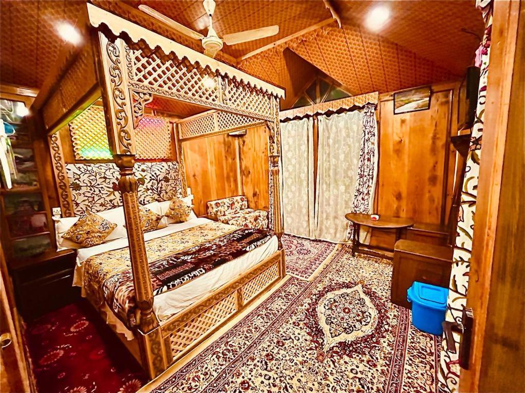 Hayat Group Of Houseboats Hotell Srīnagar Exteriör bild
