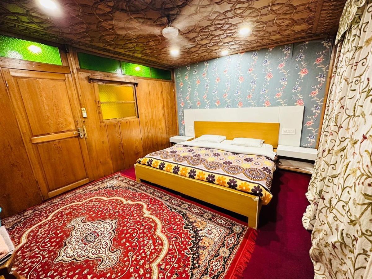 Hayat Group Of Houseboats Hotell Srīnagar Exteriör bild