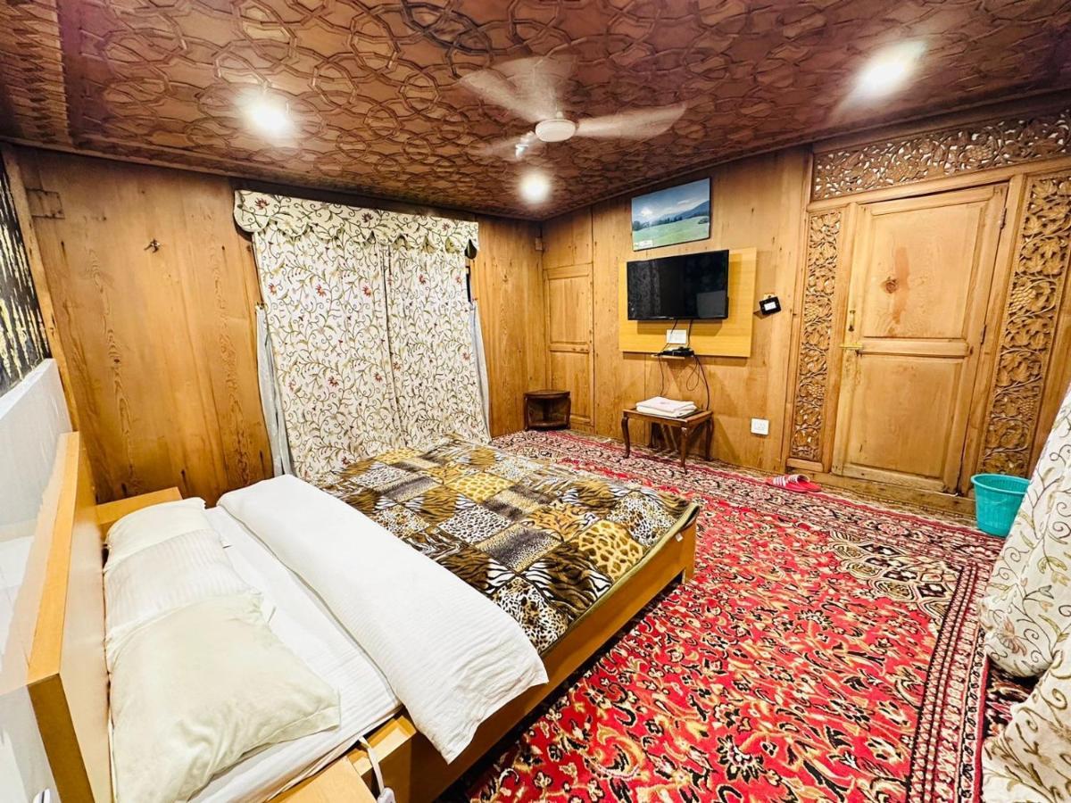 Hayat Group Of Houseboats Hotell Srīnagar Exteriör bild