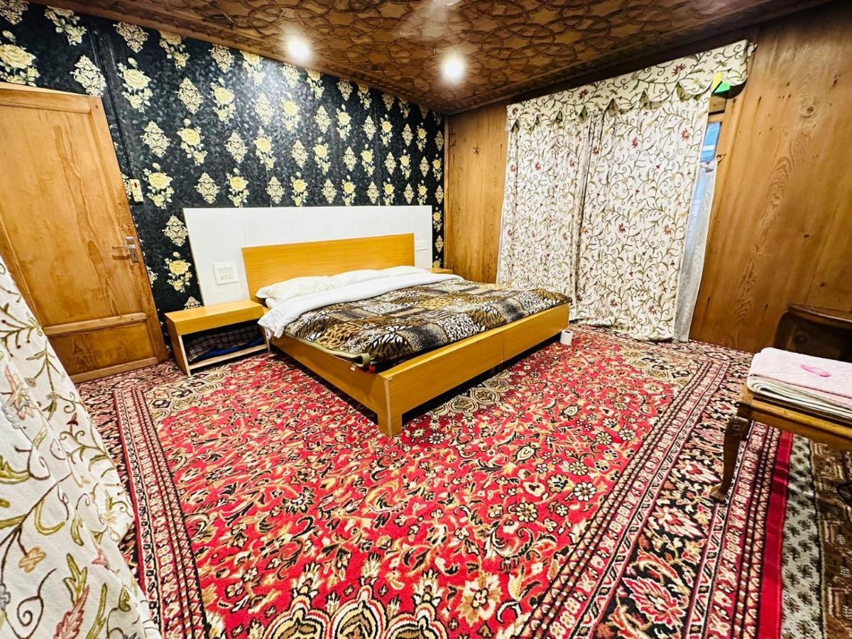 Hayat Group Of Houseboats Hotell Srīnagar Exteriör bild