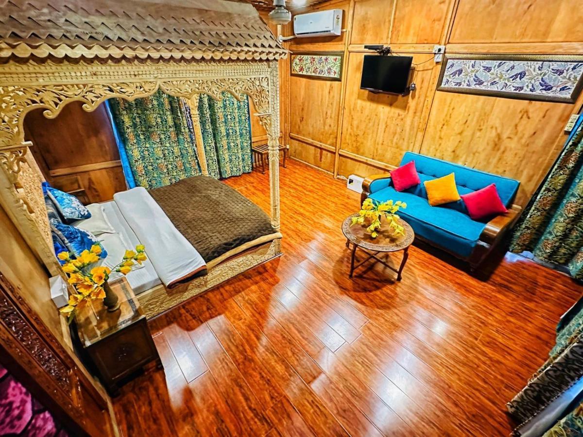 Hayat Group Of Houseboats Hotell Srīnagar Exteriör bild